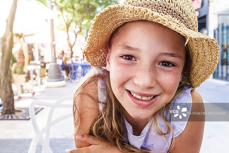 小女孩看着镜头图片素材