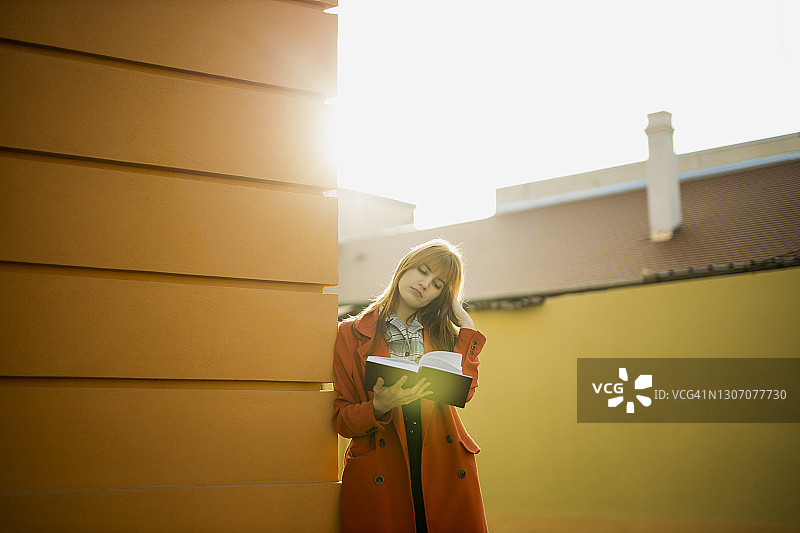 在公园里读书的美丽女学生图片素材