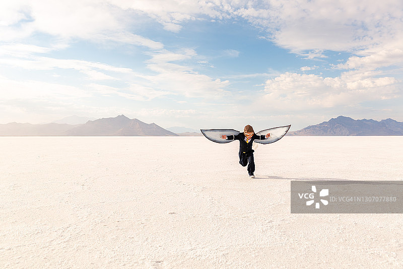 有飞行梦的年轻商务男孩图片素材