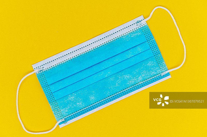 黄色背景上的防护口罩图片素材
