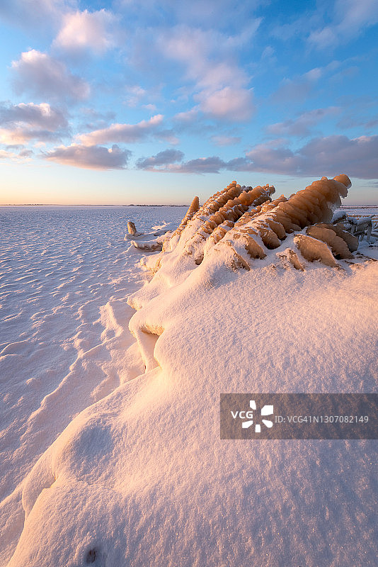 日出时分，极具氛围感的深度冰封景观图片素材