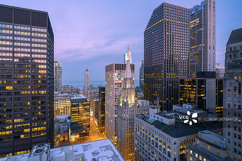 芝加哥黄昏 - 从上方看到的戏剧性黄昏图片素材