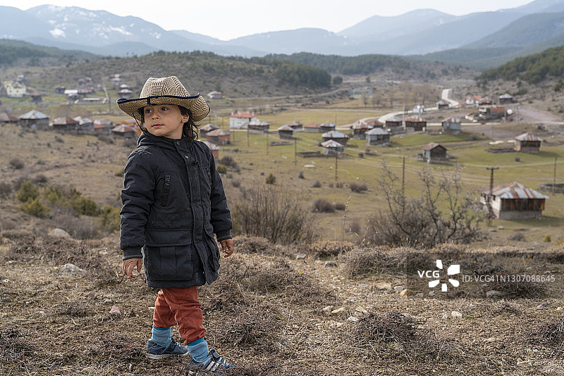 安卡拉索尔贡高原风景中的儿童肖像图片素材