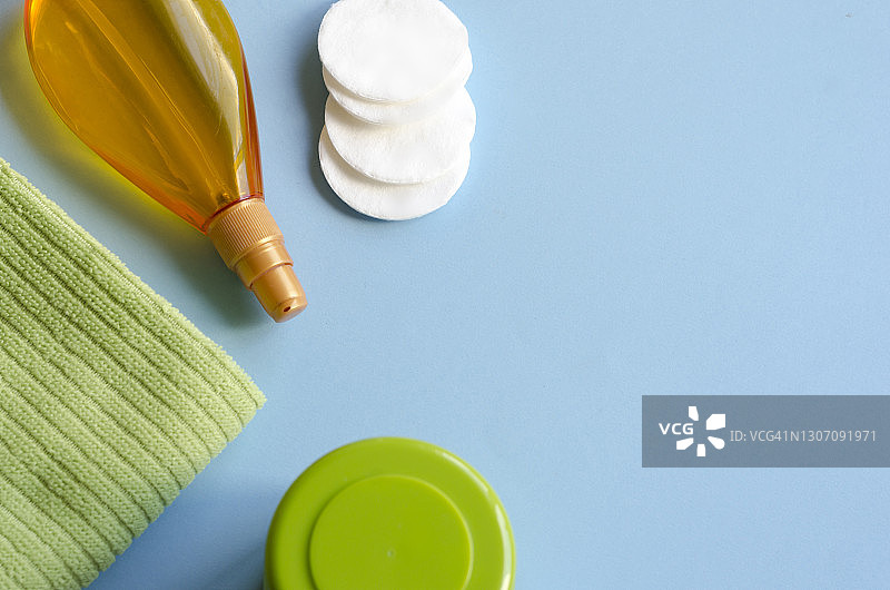 蓝色背景下的个人护理用品图片素材