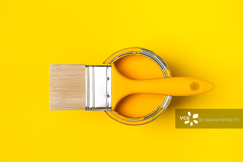 明黄色背景上用于翻新工程的油漆刷图片素材