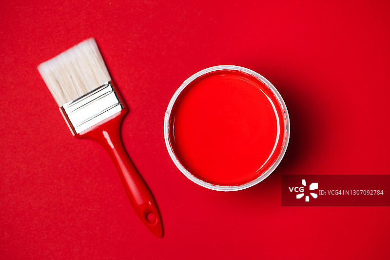 平铺的画笔和红色油漆桶图片素材