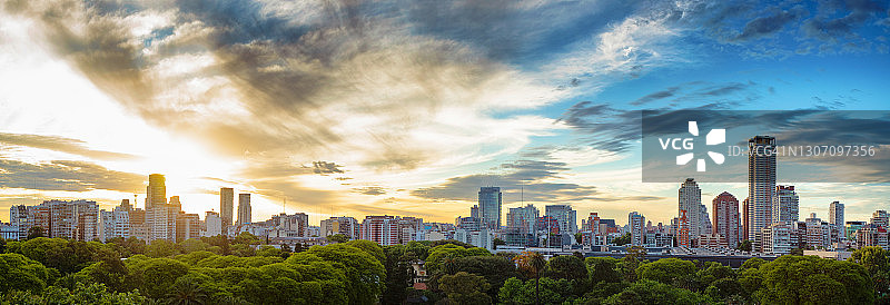 日落时分的巴勒莫高架天际线全景图片素材
