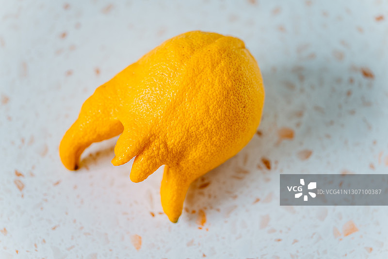 水磨石大理石上的奇形怪状丑陋柠檬图片素材