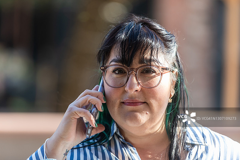 中年西班牙妇女正在打电话图片素材