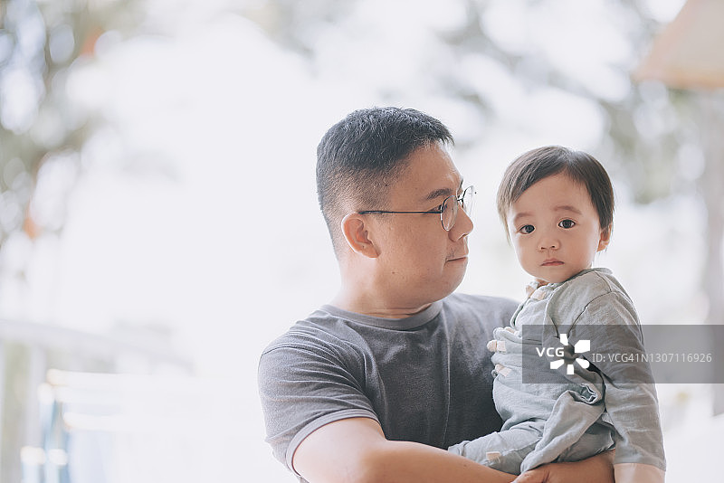 亚洲父亲户外抱着男婴图片素材