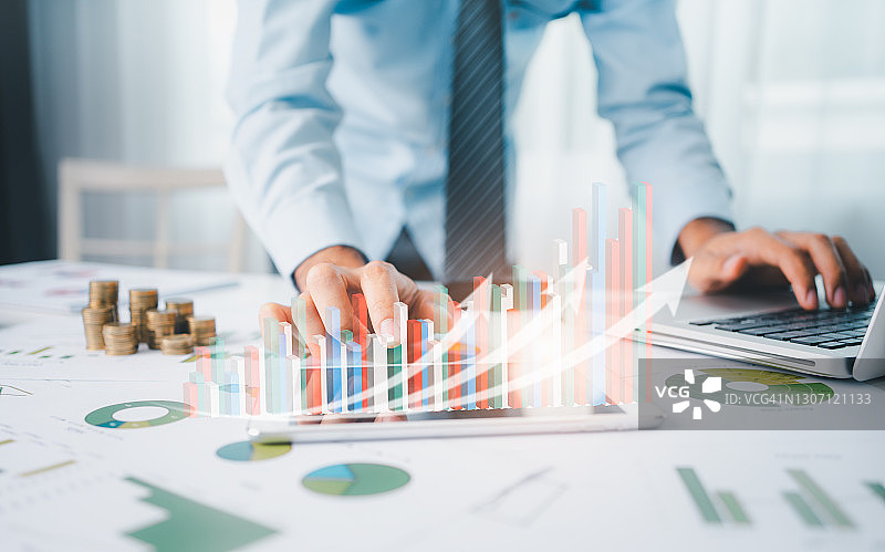 商人们展示不断增长的虚拟全息股票图片素材