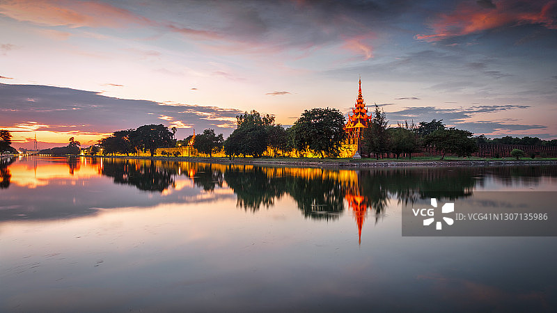 缅甸曼德勒皇宫日落全景图片素材