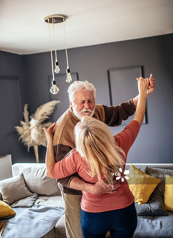 祖父母在家跳舞图片素材