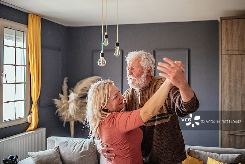 祖父母在家跳舞图片素材