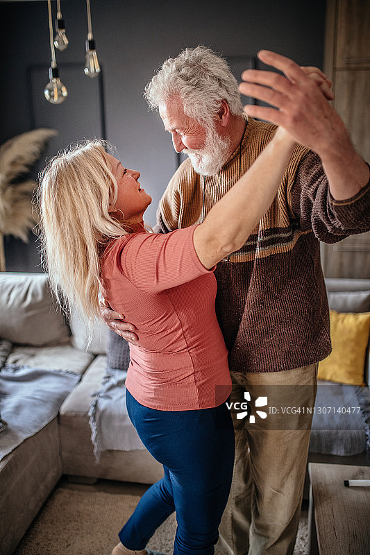 祖父母在家跳舞图片素材