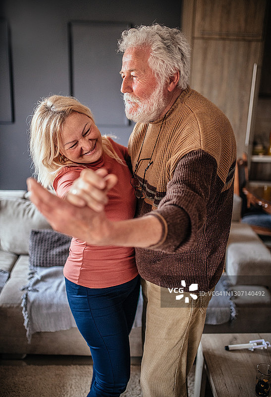 祖父母在家跳舞图片素材