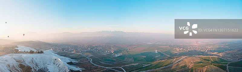 土耳其代尼兹利热气球拍摄的棉花堡石灰华水池和希拉波利斯古城空中全景图片素材