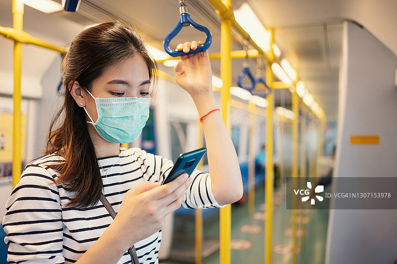 曼谷早晨：空中视角下的帕亚泰路交通与BTS轻轨图片素材