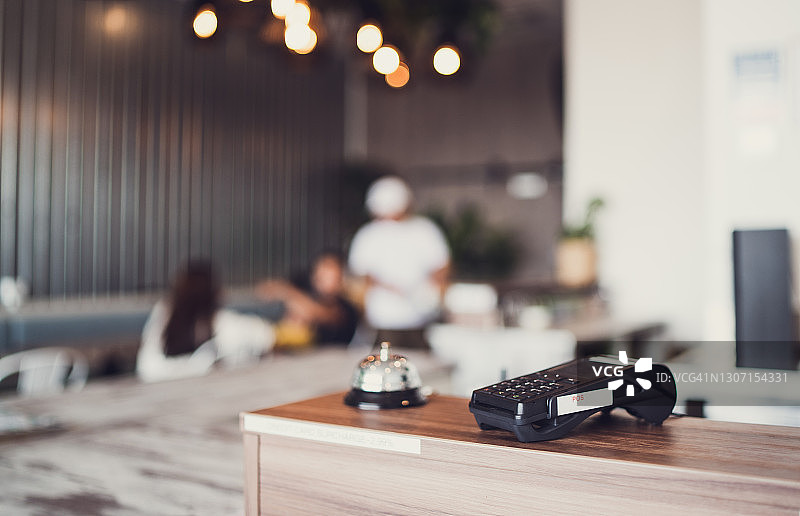 咖啡馆柜台上的自动售货机。图片素材