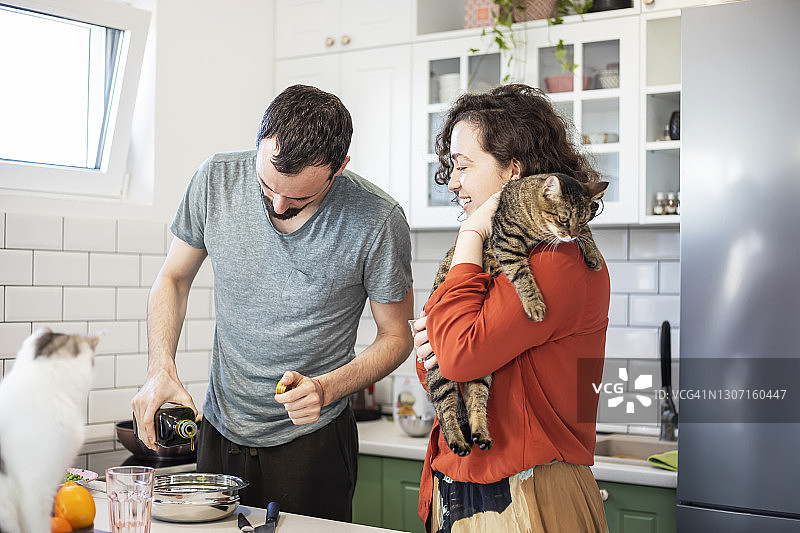 年轻夫妇与猫生活图片素材