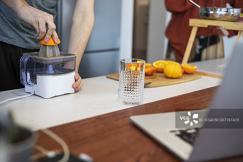 手挤橙汁特写图片素材