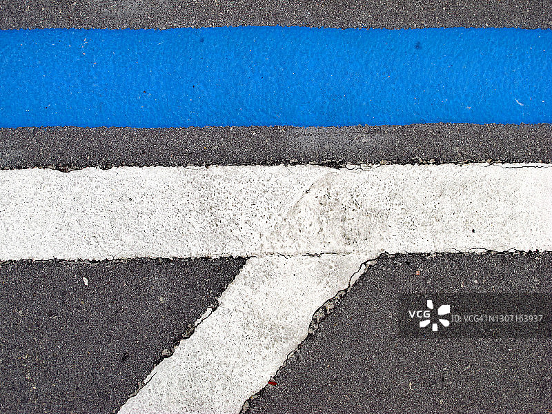迈阿密街道沥青上绘制的白色和蓝色线条图片素材