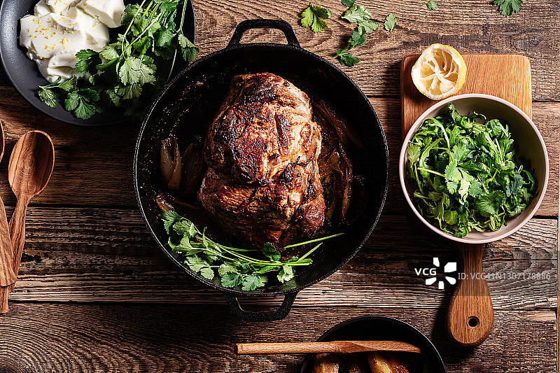 烤猪肉配烤土豆酸奶香菜芝麻菜沙拉图片素材