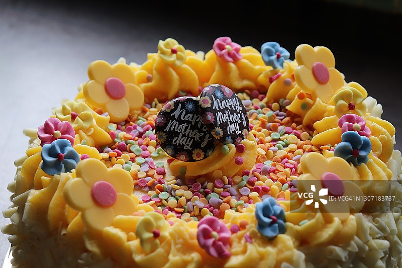 用鲜花和彩色糖屑装饰的母亲节柠檬蛋糕图片素材