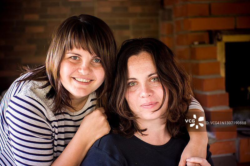 两个胖乎乎的微笑的丰满姐妹图片素材