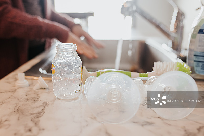 瓶子和泵送部件摆放在厨房里晾干图片素材