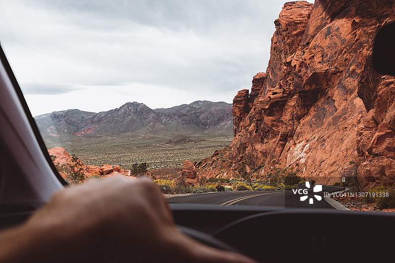 火谷内华达山脉沙漠公路的司机视角图片素材