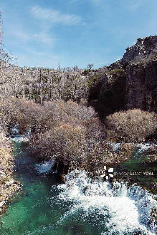 西班牙昆卡省普里耶戈镇埃斯卡巴斯河的瀑布河流图片素材