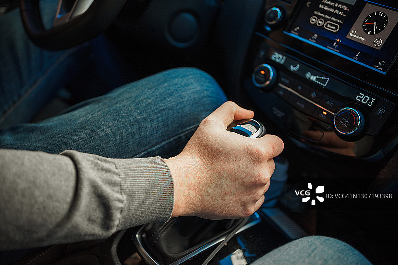 男子在车内换挡图片素材