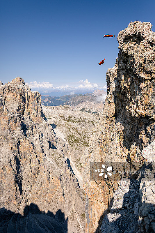 翼装低空跳伞者从山上跳下图片素材