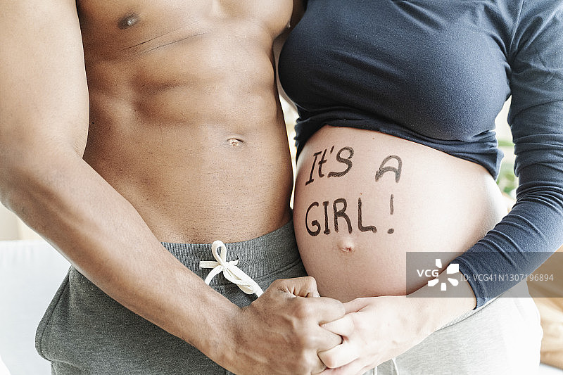 男人和怀孕的女人在家拥抱图片素材