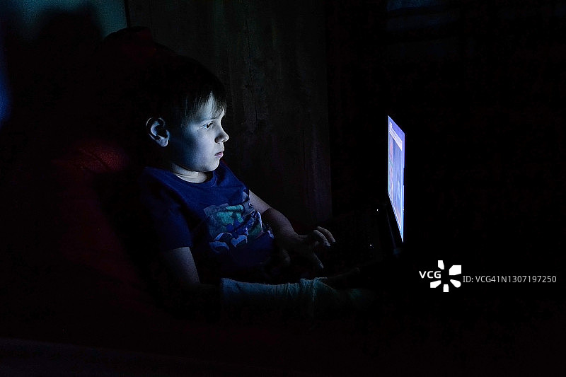 使用笔记本电脑的男孩肖像图片素材