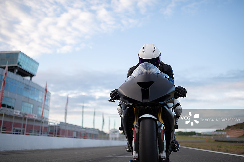 赛道上的匿名摩托车赛车手图片素材