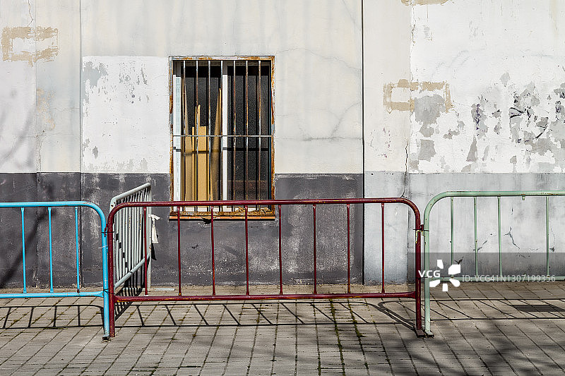 带有窗户和彩色栅栏的墙图片素材
