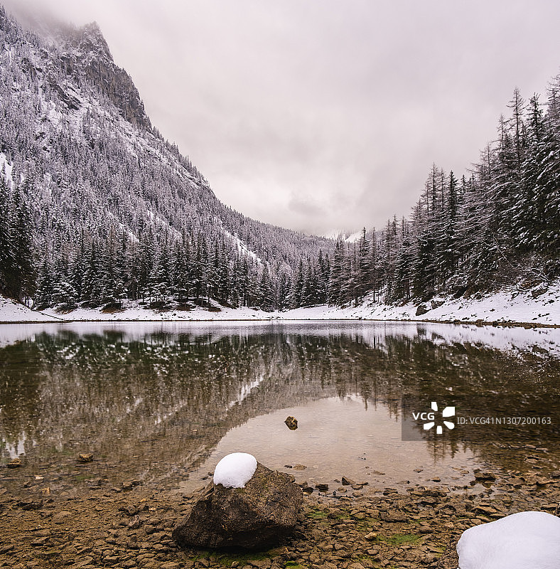 阴天冬季的格吕纳湖著名旅游目的地图片素材