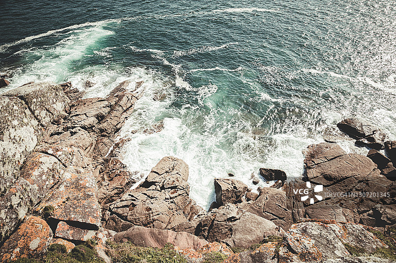 岩石海岸的航拍海景图片素材