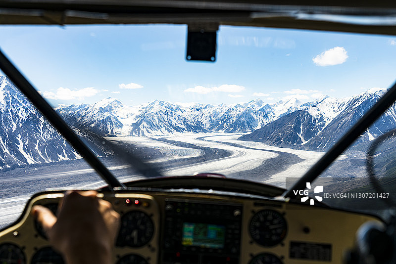 飞越育空地区的洛根山图片素材
