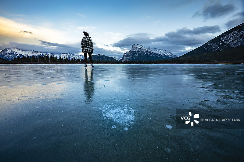班夫国家公园朱砂湖的野外滑冰图片素材