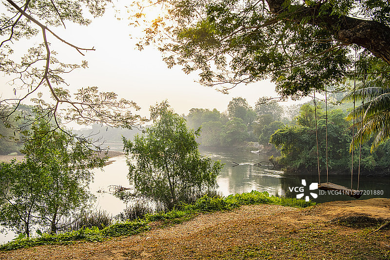 桂河畔北碧府附近的平静早晨图片素材