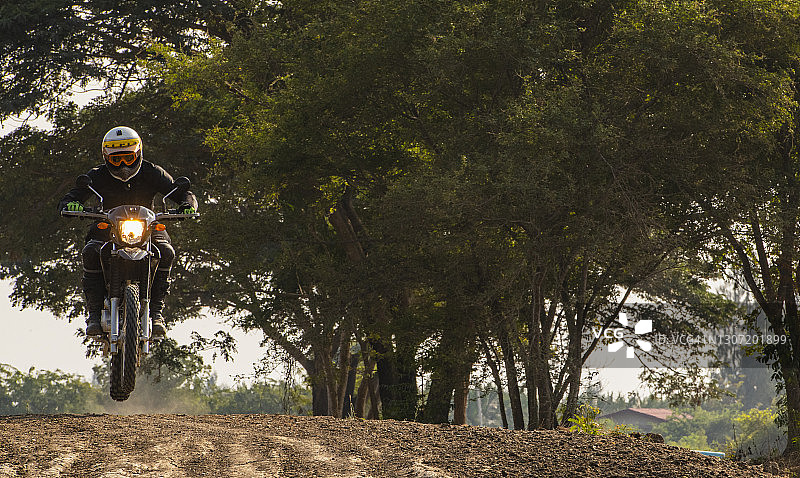 男子在曼谷附近的越野小路上骑越野摩托车图片素材