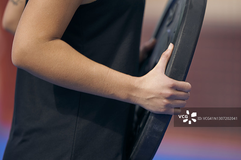 双手举重的健身女性特写图片素材