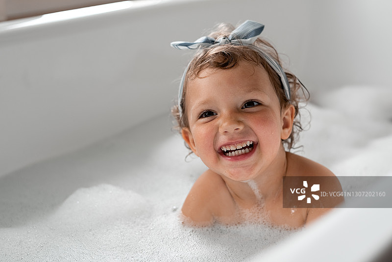 女孩在浴缸里玩耍图片素材