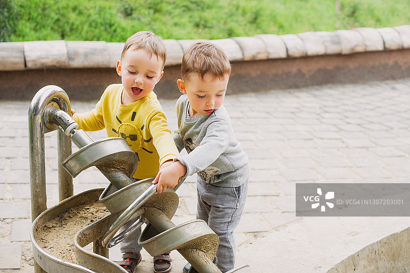 双胞胎兄弟探索阿基米德螺旋金属结构图片素材