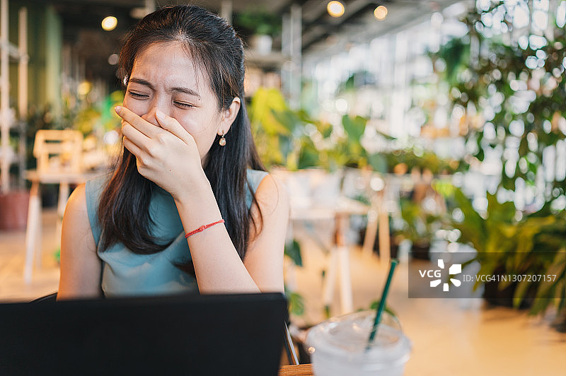 年轻女商人办公室加班倍感压力场景图片素材