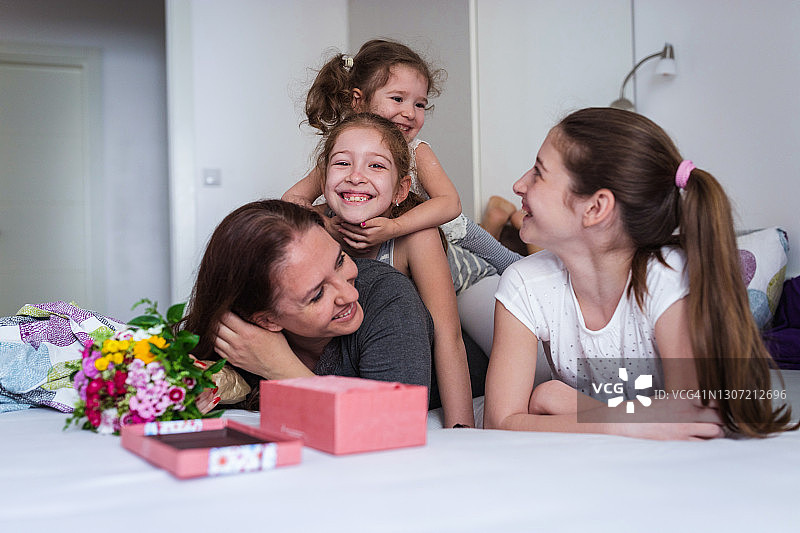 爬在妈妈背上的可爱小女孩图片素材