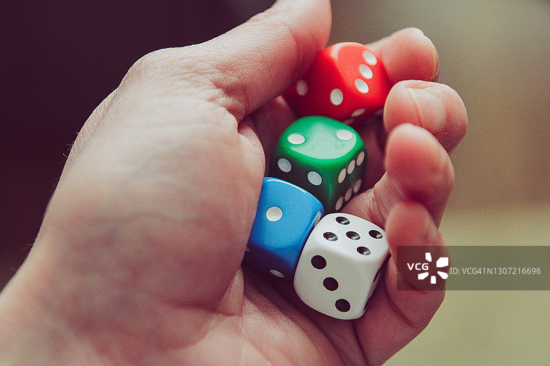 手拿骰子图片素材